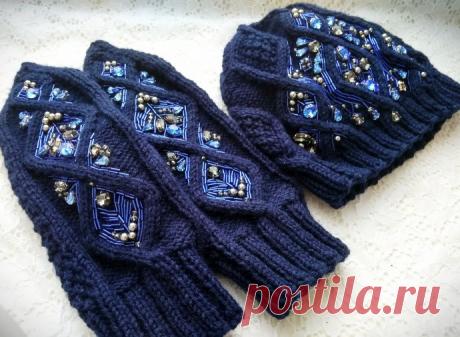 Комплект из шапки и варежек в тёмно - синем цвете с вышивкой стразами и бисером