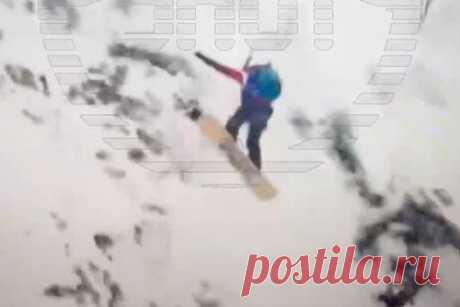 Падение со склона чемпионки России по фрирайду попало на видео. Чемпионка России по фрирайду Надежда Шамбер упала со склона в Сочи. Инцидент произошел во время международных соревнований Freeride World Tour Qualifier на «Розе Хутор». Отмечается, что 35-летняя спортсменка не получила травм. При этом ее сноуборд сломался пополам.