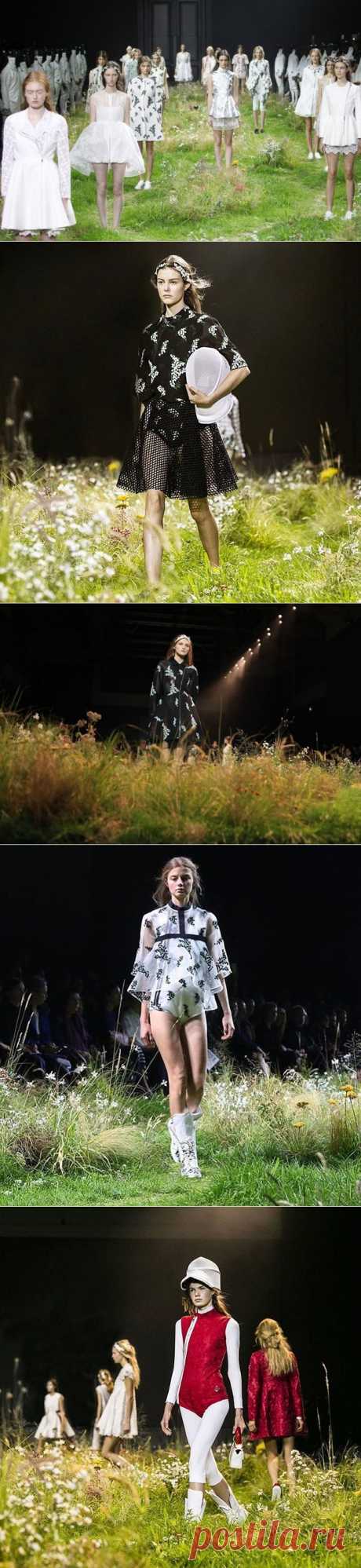 Оригинальный подиум на показе моды Moncler Gamme Rouge весна-лето 2016