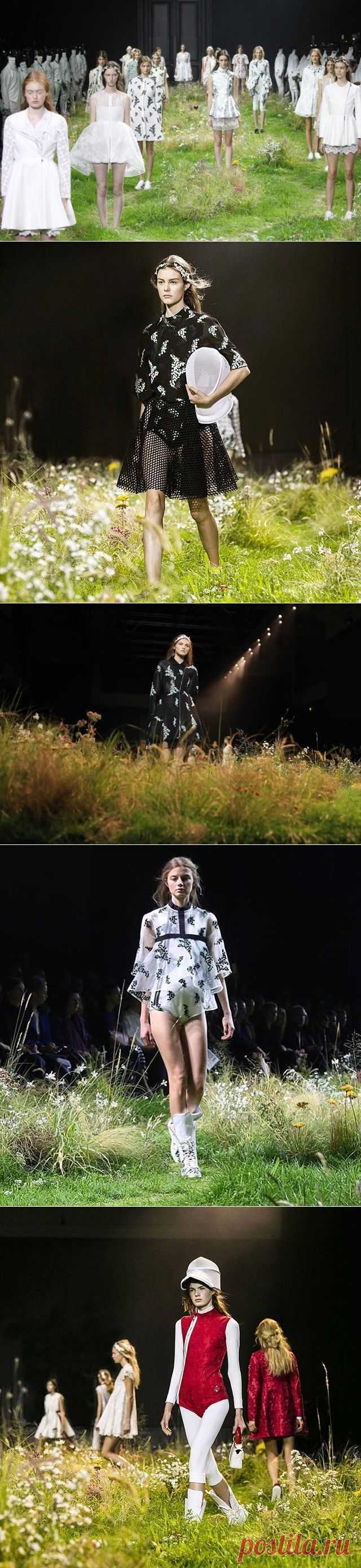 Оригинальный подиум на показе моды Moncler Gamme Rouge весна-лето 2016
