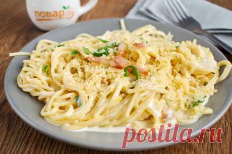 Сливочная "Карбонара"

Ингредиенты:
спагетти — 200 грамм
соль — по вкусу
бекон — 180 грамм (сырокопченый)
желток — 2 штуки
чеснок — 1 зубчик
сливки — 110 миллилитров
пармезан — 40 грамм (тертый)
базилик — 1 пучок
масло оливковое — 1 ст. ложка

Приготовление:
1. Подготовьте необходимые ингредиенты. Бекон нарежьте тонкими брусочками. Чеснок очистите. Базилик вымойте, обсушите, нарежьте тонкими полосками. В кастрюлю с большим количеством кипящей соленой воды засыпьте спагетти...