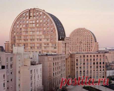 Фотограф Лоран Кроненталь снимает пригород Парижа, застроенный в середине прошлого века в футуристическом стиле. - Путешествуем вместе