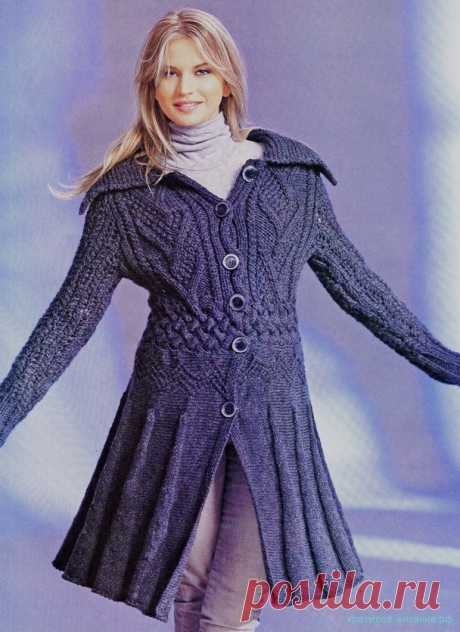 Приталенное пальто спицами Размер: 36/38 Для вязания Вам потребуется: 1350 г цвета антрацита пряжи Tessa (100% овечьей шерсти, 85 м/50 г); прямые спицы № 7; круговые спицы № 5 и № 7; крючок № 5,5: 6 пуговиц диаметром 3 см. В…