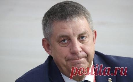 Губернатор Брянской области назвал причину схода грузового поезда с рельс. В районе железнодорожной станции Снежетьская сработало неустановленное взрывное устройство, это стало причиной схода грузового поезда с рельс, сообщил губернатор Брянской области Александр Богомаз в своем телеграм-канале.