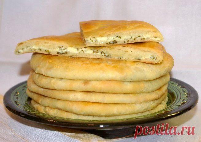 Хачапури из домашнего слоёного теста

Ингредиенты:
молоко 250 мл
дрожжи сухие 1 ч. л.
яйцо 1 шт.
сахар 2 ст. л.
соль 0,5 ч. л.
мука 3 ст.
масло сливочное 180 г
начинка:
сыр адыгейский 280 г
сыр сулугуни 120 г
творог 180 г
сметана 100 г
зелень петрушки
соль
яйцо 1 шт.

Приготовление:
Развести в чуть тёплом молоке дрожжи, добавить соль сахар, взбитое яйцо.
Постепенно подсыпая муку, замесить мягкое тесто.
Раскатать тесто в прямоугольный пласт.
Смазать по всей поверхности разм...