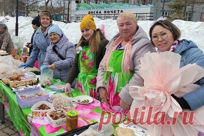 Праздник Охотского пельменя прошел в российском регионе. В райцентре северного района Хабаровского края прошел праздник Охотского пельменя. Отмечается, что это традиционный для Охотска конкурс среди трудовых коллективов. Четыре команды приняли участие в соревновании по умению приготовления и скорости лепки пельменей с рыбным фаршем.