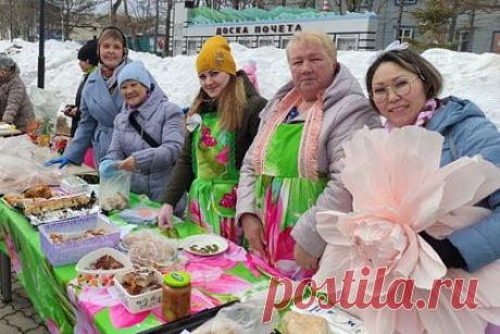 Праздник Охотского пельменя прошел в российском регионе. В райцентре северного района Хабаровского края прошел праздник Охотского пельменя. Отмечается, что это традиционный для Охотска конкурс среди трудовых коллективов. Четыре команды приняли участие в соревновании по умению приготовления и скорости лепки пельменей с рыбным фаршем.