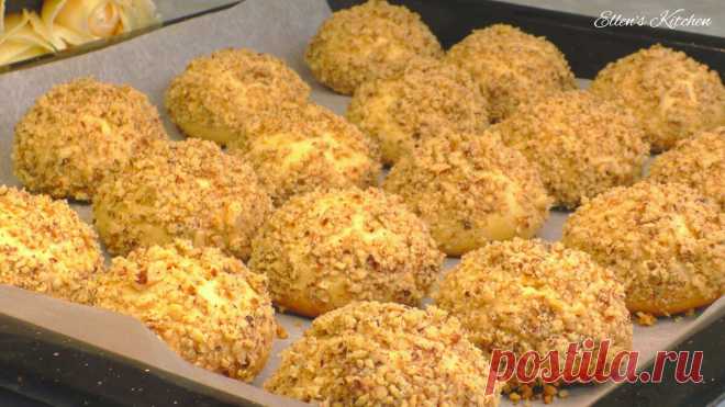 ГОТОВЛЮ ДВА РАЗА В ДЕНЬ И ПРОСЯТ ЕЩЕ! Медовое печенье которое тает во рту!  Выпечка получается мягкой, пышной и очень вкусной.
Состав: Мед — 120-150 г Мука пшеничная — 300 г Сахар — 0,5 стакана Масло сливочное — 80-100 г Яйца куриные — 2 шт.
Сода — 1,5 ч.л. Уксус — 1 ст.л. Ванилин — 1/2 ч.л.* Приготовление: Духовку нагреть на 180-200 градусов.
Яйца взбиваем с сахаром в белую пену, добавляем мед и масло, перемешиваем.
Муку просеять, смешать с содой и ванилином, добавить к смеси.
Замесить тесто.…