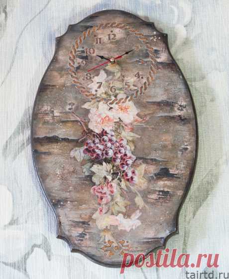 Часы с имитацией коры и вживлением распечатки в тёмный фон.