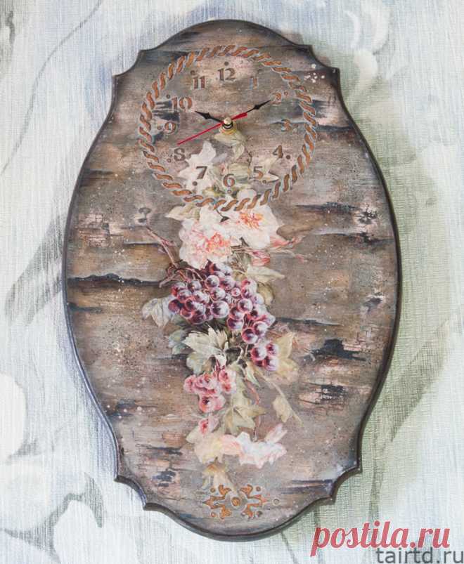 Часы с имитацией коры и вживлением распечатки в тёмный фон.