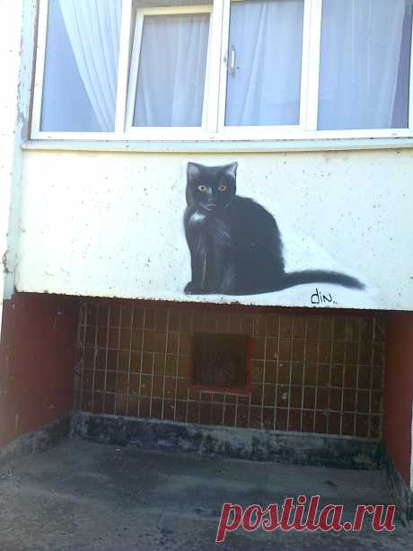 И на стене есть кошки. :)