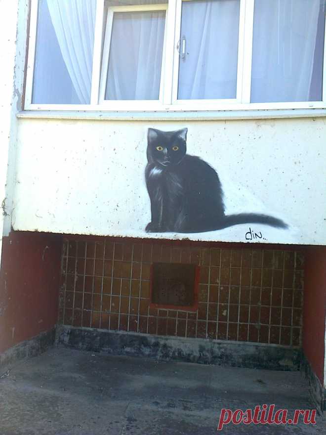 И на стене есть кошки. :)