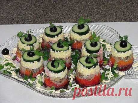 Закуска "Селедка под шубой"
Удобно и вкусно!
Одноразовые стаканчики обрезала до середины, положила на дно
кружочек свежего огурца,
вареное яйцо на мелкую терку,
селедку,
морковь вареную, чуток майонеза и свеклу...
перевернула на тарелочку... украсила оливкой...
Приятного аппетита!