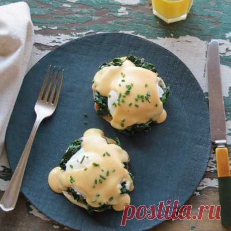 Яйца по-флорентийски со шпинатом и соусом Морне