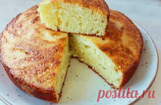 ДЕЛАЕМ ОЧЕНЬ-ОЧЕНЬ ВКУСНЫЙ МАННИК К ЧАЮ.
Ингредиенты:
 2 яйца
 1 ст. (200мл) сахара
 1 ст. манки
 1 ст. муки просеянной
 250 мл. кефира (ряженки или йогурта)
 1 ч. л. соды гаш. уксусом
Начинка может быть любая на Ваш вкус
 (груша, банан, яблоко, виноград, халва и т.д.)
Приготовление:
Взбить яйца с сахаром венчиком мин 3, миксером 1 мин. Добавить кефир, просеянную муку, манку. Хорошо перемешать. Добавить гаш. соду. Перемешать. Добавить начинку, её можно добавить позже по желанию.