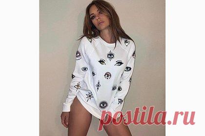 57-летнюю актрису обвинили в служении дьяволу из-за фотографии в кофте с глазами. Британская актриса, дизайнер и модель Элизабет Херли снялась в откровенном образе и подверглась критике в сети. 57-летняя манекенщица опубликовала фото, на которой она позирует без штанов в белом свитшоте с изображениями глаз. Подписчики нашли в принте на свитшоте отсылки к сатанизму и символику иллюминатов.