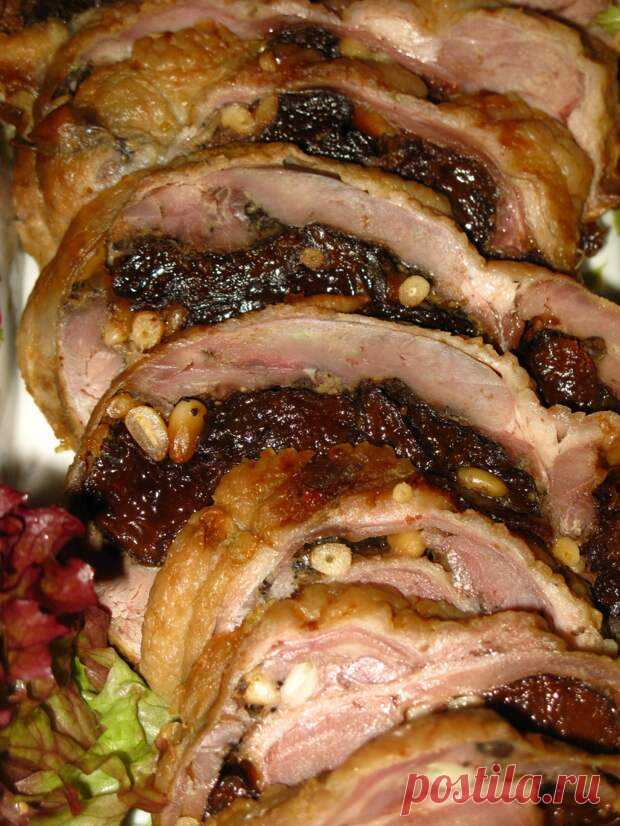 Утиный рулет с черносливом и орехами - Вкусно с Любовью - медиаплатформа МирТесен Это блюдо я готовила себе на День Рожденья. Вообще-то мне с гостями везёт – все едят майонез, а оливье, селедку под шубой и холодец просто требуют, чтобы обязательно на столе присутствовали. Так что собрать стол, чтобы все остались довольны, несложно. Но все равно хочется каждый раз приготовить