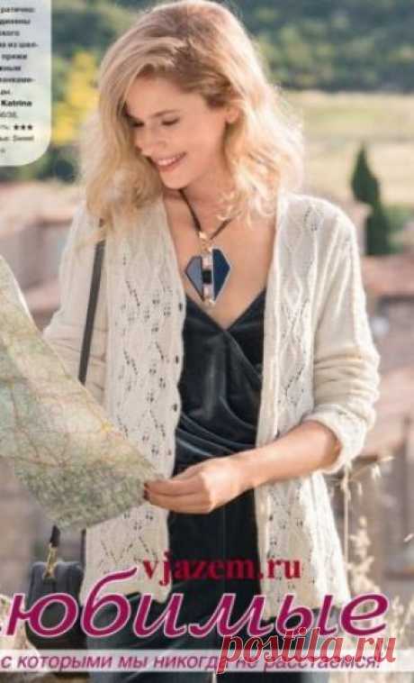 Белый жакет с ажурными планками спицами Этот жакет с ажурными планками спицами № вяжется из пряжи, в составе которой альпака и шелк. Это изысканная модель, связанная ажурными ромбами и дополнительно украшенная планками - косами с пуговицами.