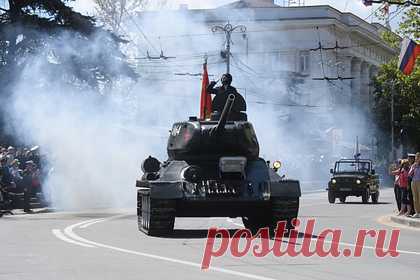 В Британии назвали танк США лучшим во Второй мировой и забыли про Т-34. Британский историк Джеймс Холланд назвал лучшим танком Второй мировой войны американский «Шерман М4», забыв про советский Т-34. По его мнению, танк США имел небольшие габариты, был быстрым, не очень тяжелым, его можно было без сложностей массово производить. Он отметил, что его чаще всего применяли западные союзники.