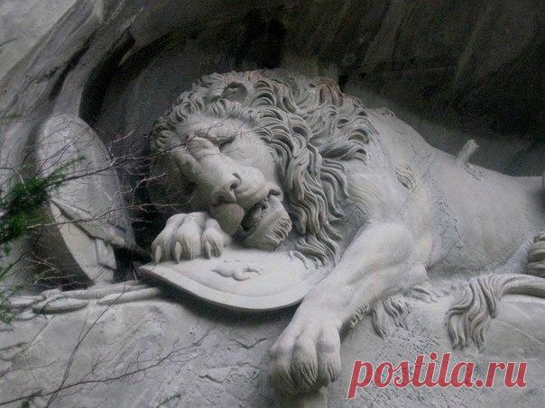 Памятник Умирающий лев в Люцерне, Швейцария Этот памятник находится в сердце города Люцерна. И вот уже с 1792 года лев лежит в скале и удивляет каждого, кто бы ни приехал сюда. Сам Марк Твен считал эту скульптуру одной из самых необычных и душевных шедевров, сделанных из камня.Скульптура была создана в честь швейцарцев, которые в...