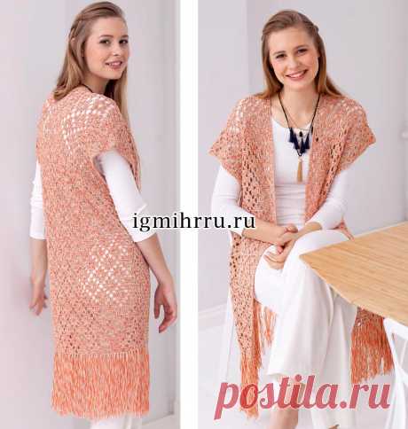 Оранжево-белый жилет с бахромой, связанный единым полотном в технике филейных ромбов. Вязание крючком