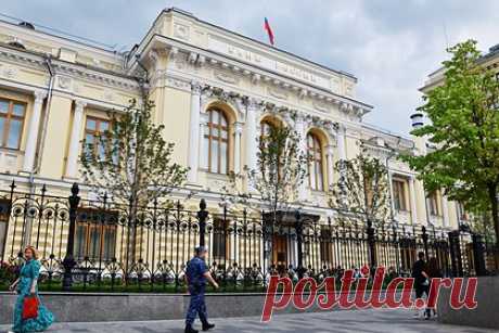 Россияне стали чаще жаловаться на навязывание допуслуг при кредитовании. Россияне в 2023 году стали чаще жаловаться в Центробанк (ЦБ) на кредитные организации из-за навязывания дополнительных услуг при оформлении кредита, однако в основном эти претензии связаны с договорами, заключенными год назад или ранее. Количество таких жалоб составляет более 60 процентов.