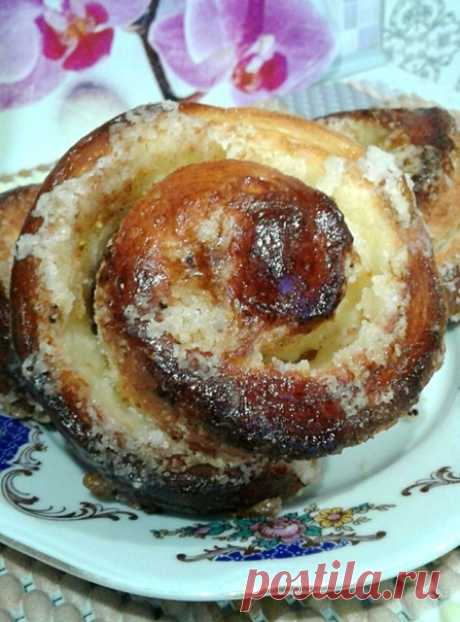 СДОБНЫЕ БУЛОЧКИ СО СЛИВОЧНО- САХАРНОЙ НАЧИНКОЙ.
ОЧЕНЬ ПРОСТОЙ РЕЦЕПТ ВКУСНОЙ ДОМАШНЕЙ ВЫПЕЧКИ.
автор автор Галина Пирогова

Дрожжи свежие -50 г
Яйцо 2 шт.
Молоко -250 мл
Масло сливочное - 100г
Сахар - 1/4 стакана
Соль - щепотка
Мука - 500 г

НАЧИНКА - КРЕМ :
Масло сливочное - 100г
Сахар -3/4 стакана
Крахмал - 2 ст.л.
Ваниль - по вкусу

ПРИГОТОВИТЬ СНАЧАЛА КРЕМ:

Мягкое масло взбить в пышную массу,постепенно подсыпая сахар и крахмал с ванилином.Взбить до растворения сахара....