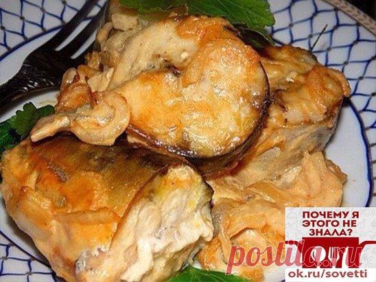 СОУС, КОТОРЫЙ СДЕЛАЕТ ИЗ ЛЮБОЙ РЫБЫ БЛЮДО С НЕЗЕМНЫМ ВКУСОМ! 
Предлагаем запечь рыбу в горчичном соусе-маринаде. Особо вкусной по этому рецепту получается скумбрия: нежная, сочная, с легкой кислинкой. 
В составе маринада есть соевый соус, поэтому блюдо солить не нужно. Если вы не сторонник майонеза, просто не добавляйте его. 
ИНГРЕДИЕНТЫ 
- 2 скумбрии среднего размера 
- 1 луковица 
- 3 ст. л. соевого соуса 
- 2 ст. л. горчицы 
- 2 ст. л. майонеза 
ПРИГОТОВЛЕНИЕ 
Скумбрию вымойте, очистите