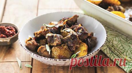 Ягнятина, запеченная с картофелем по-итальянски - ПУТЕШЕСТВУЙ ПО САЙТУ. Ягнятина, запеченная с картофелем – беспроигрышное блюдо для будней и праздников. Немного пряной зелени, оливкового и сливочного масла – и через час на столе будет стоять ароматное блюдо. Оливки, зеленый салат и вино подчеркнут итальянскую тематику ужина. ИНГРЕДИЕНТЫ 800 г лопатки ягненка 500 г мелкого картофеля 1 средняя луковица 3 …