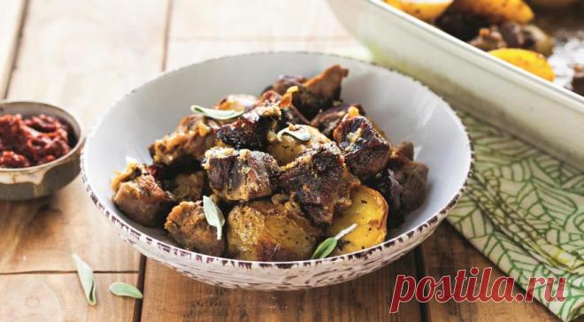 Ягнятина, запеченная с картофелем по-итальянски - ПУТЕШЕСТВУЙ ПО САЙТУ. Ягнятина, запеченная с картофелем – беспроигрышное блюдо для будней и праздников. Немного пряной зелени, оливкового и сливочного масла – и через час на столе будет стоять ароматное блюдо. Оливки, зеленый салат и вино подчеркнут итальянскую тематику ужина. ИНГРЕДИЕНТЫ 800 г лопатки ягненка 500 г мелкого картофеля 1 средняя луковица 3 …