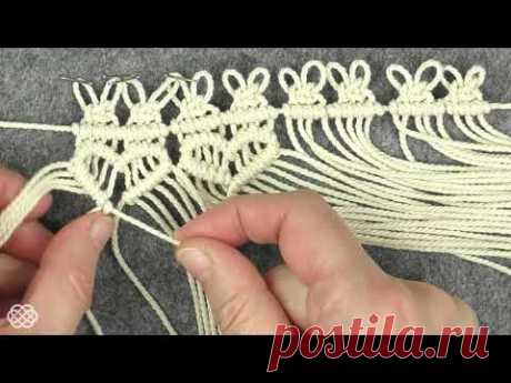 HEART LACE MACRAME JAR COVER TUTORIAL - YouTube Изумительный макраме Сердце Узор как Кружево. Я делаю крышку банки из макраме, используя этот узор, но вы также можете сделать абажур, настенный декор, настольный декор, например, подставку или дорожку для стола.