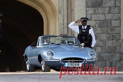 Необычная деталь на свадебной машине принца Гарри и Меган Маркл удивила фанатов. Пользователи сети заметили необычную деталь на автомобиле, на котором принц Гарри и Меган Маркл ездили во время собственной свадьбы. Поклонница королевской семьи Ванесса Нгуен обратила внимание, что номерной знак машины, E190518, символизируют дату торжества герцогов, а именно, 19 мая 2018 года.