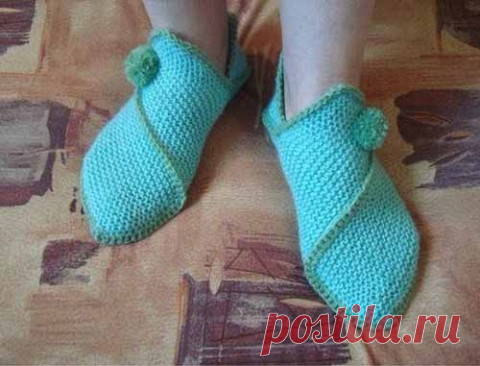 Простые тапочки спицами и крючком