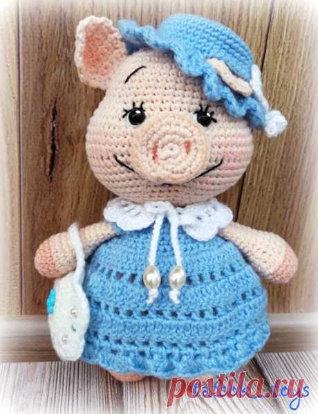 PDF Мисс пухлые щёчки Бася крючком. FREE crochet pattern; Аmigurumi animal patterns. Амигуруми схемы и описания на русском. Вязаные игрушки и поделки своими руками #amimore - свинка в платье, поросёнок, свинья, поросенок.