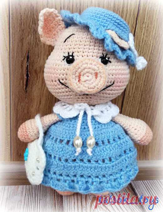 PDF Мисс пухлые щёчки Бася крючком. FREE crochet pattern; Аmigurumi animal patterns. Амигуруми схемы и описания на русском. Вязаные игрушки и поделки своими руками #amimore - свинка в платье, поросёнок, свинья, поросенок.
