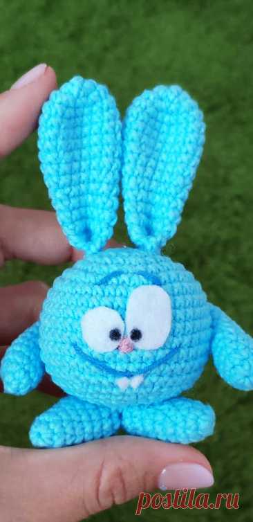 PDF Зайчик Крош крючком. FREE crochet pattern; Аmigurumi animal patterns. Амигуруми схемы и описания на русском. Вязаные игрушки и поделки своими руками #amimore - Крош, смешарики, малышарики, Заяц, зайчик, кролик, зайчонок, зайка, крольчонок.