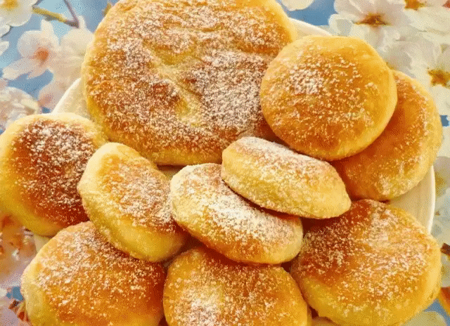 Нежные и вкусные пышки на сметане
Продукты:
Мука пшеничная — 2-2,5 ст. (сколько возьмет тесто)
Сметана — 3 ст. ложки
Сахар — 3-4 ст. ложек
Яйцо куриное — 2 шт.
Разрыхлитель — 1 ч. ложка
Соль — Щепотка
Масло растительное — 50 мл.
Количество порций: 12-15
Приготовление:
Яйца взбейте миксером или венчиком с сахаром и солью. Затем добавьте сметану. Снова взбейте до однородной массы. Муку смешайте с разрыхлителем, просейте. Введите в жидкую массу и постепенно замесите мягкое тесто. Тесто разделит