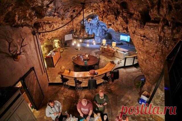 Beckham Creek Cave Lodge: пещера со всеми удобствами Уютная пещера Beckham Creek Cave Lodge со всеми удобствами вмещает 8 человек, а также водопад и вертолётную площадку. Это красивое и спокойное место привлекает туристов не только штата Арканзас, но и ...