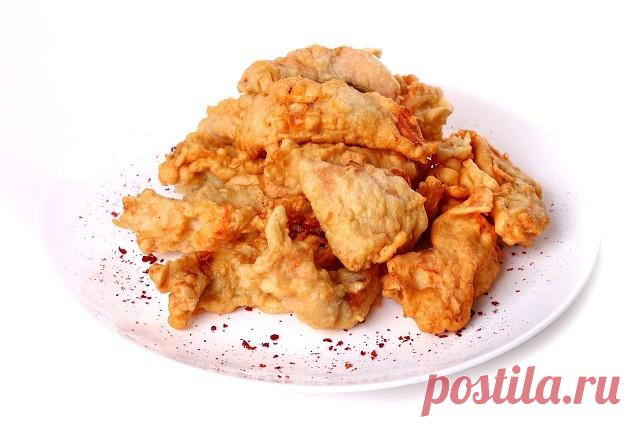 КУЛИНАРНЫЙ СОВЕТ.
ВСЕ СЕКРЕТЫ ПРИГОТОВЛЕНИЯ ПРАВИЛЬНОГО КЛЯРА ( + 25 РЕЦЕПТОВ ДЛЯ ВСЕХ ПРОДУКТОВ)

Кляр — жидкое тесто, в которое обмакивают продукты перед их обжариванием. Для его приготовления муку смешивают с яйцами и разбавляют до кремообразной консистенции молоком либо другой жидкостью. Другими словами, кляр представляет собой просто жидкую панировку : в полученную полужидкую смесь обмакивают кусочки продуктов и жарят их во фритюре, в результате чего продукты покрываю...