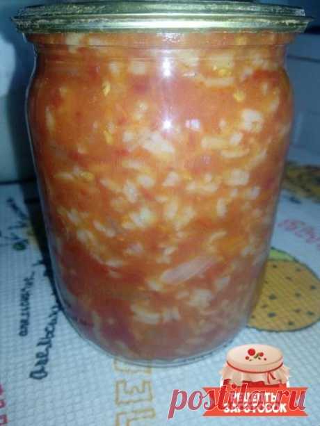 Салат с рисом "сытая зима"

Очень вкусный и легкий салатик на зиму из помидор. Отличный гарнир к мясным блюдам!

Ингредиенты:	
10 баночек
3 кг помидор
1 кг сладкого перца
1 кг лука
1 кг моркови
1 ст риса
100 гр сахара
300 гр растительного масла
Уксус 9 % по вкусу


Овощи нарезаем кубиками, морковь трем на терке. Все перемешиваем в эмалированной кастрюле и оставляем на 20 минут.
  
Солим по вкусу и ставим на небольшой огонь. После закипания варим 15 минут.
  
Добавляем рис,...