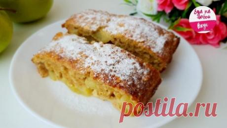 Ешь хоть каждый день без вреда для фигуры! Вкусный пирог без пшеничной муки с яблоками Ингредиенты:

овсяные хлопья – 150 г.,
мёд – 40 г.,
творог – 100 г.,
яйцо – 3 шт.,
кефир или йогурт – 50 г.,
разрыхлитель для теста – 1 ч.л.,
корица молотая – 0,5 ч.л.,
яблоки – 2 шт.,
растительное масло – для смазывания формы.

Подробное приготовление пирога смотрите в видео ниже.

﻿