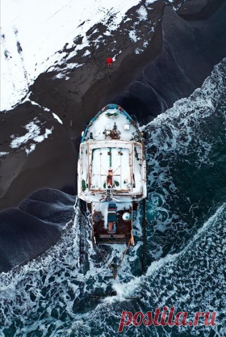 Севший на мель буксир «Корунд», остров Итуруп. Снимал Игорь Дудковский: nat-geo.ru/community/user/170838/