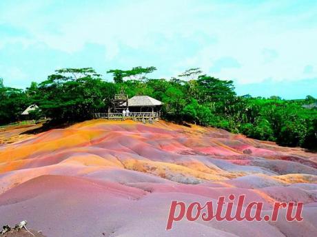 Разноцветные горы,  Китай.