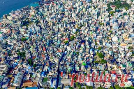 Россия решила открыть консульства в странах с большими русскими диаспорами. МИД России решил укрепить консульское присутствие в регионах с крупными русскими диаспорами, а также в популярных у туристов странах. Ведомство решило открыть генконсульства на Мальдивах, индонезийском Денпасаре (на острове Бали), а также в белорусском Гродно, казахском Актау и узбекском Самарканде.