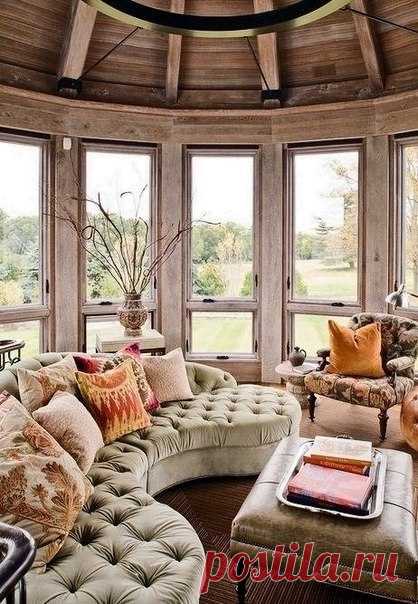 5 ошибок в расстановке мебели: как правильно обустроить интерьер Ошибка №1. По стеночке Итак, первое, чем грешат многие, – расстановка мебели по периметру комнаты. Этот способ был очень популярен в СССР, когда в первую очередь думали о вместительности: громоздкие гардеробы, бабушкины серванты, железные кровати робко теснились по стеночке. Добавить изюминку каждой комнате поможет стол, книжные стеллажи или полки-этажерки, расположенные в центральной части. Эти предметы интерьера смотрятся…