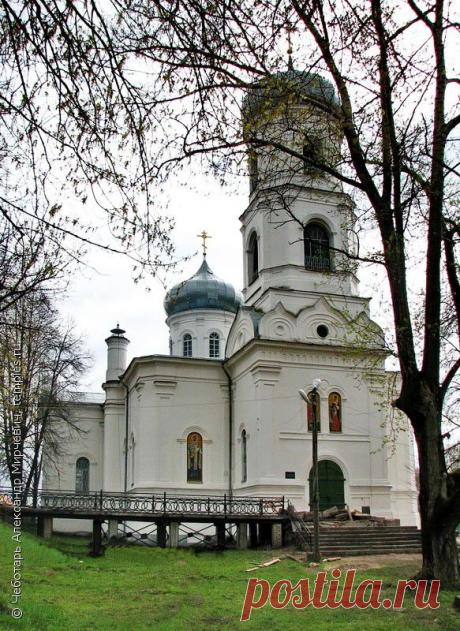 Западный фасад собора Богоявления Господня в Вышнем Волочке Тверской области. 8 мая 2007 года. Фотo: © Чеботарь Александр Мирчевич  | Тверская область Вышний Волочек Собор Богоявления Господня Фотография