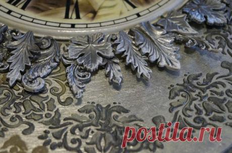 Часы по МК Натальи Родины.Серебряная поталь, шпатлевка через трафарет, фактурные элементы из самозастывающей массы, декупаж лаковой распечатки, тонирование акрилом.