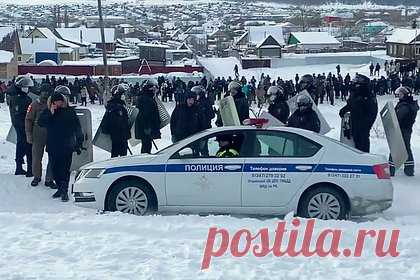 После народного схода в Башкирии возбуждены уголовные дела о массовых беспорядках. Среди пострадавших есть силовики. В ходе массовых беспорядков в Башкирии во время слушаний по уголовному делу Фаиля Алчинова пострадали сотрудники правоохранительных органов. В ходе беспорядков участники акции, как утверждается в СКР, применили насилие с использованием различных предметов в качестве оружия.