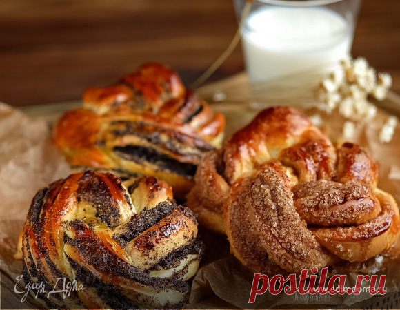 Сдобные булочки-плетенки с маком и корицей