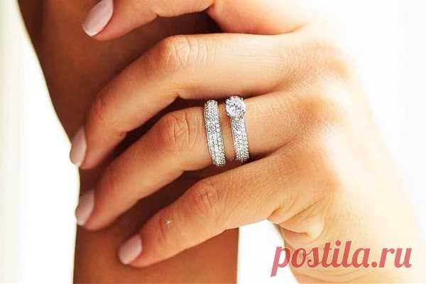 2 кольца на безымянном пальце: почему так носят и что это может значить?
Два кольца на безымянном пальце у девушки – случай редкий, но встречающийся. И такая традиция у многих вызывает недоумение. Ведь обручальное кольцо – это символ брачных уз, а традиции многомужества в современном мире как-то не наблюдается. Так что же обозначают эти два кольца и в каком случае ихможно носить? Традиции ношения двух колец Н. Ф. […]
Читай пост далее на сайте. Жми ⏫ссылку выше